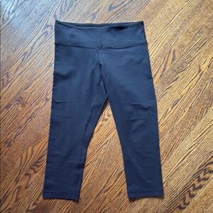 B5 lululemon athletica Women’s 8 High Rise Capri Charcoal Leggings